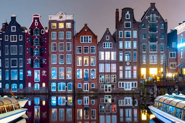 Χορευτικά σπίτια στο κανάλι του Άμστερνταμ Damrak Ολλανδία — Φωτογραφία Αρχείου