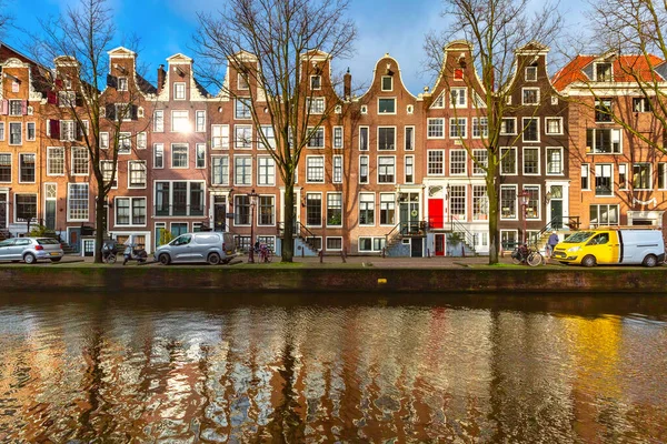 Κανάλι στο Άμστερνταμ με Ολλανδικά σπιτάκια — Φωτογραφία Αρχείου