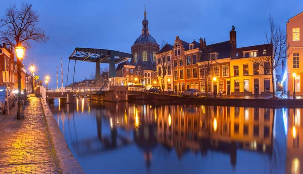 Leiden canal Oude Vest — стокове фото