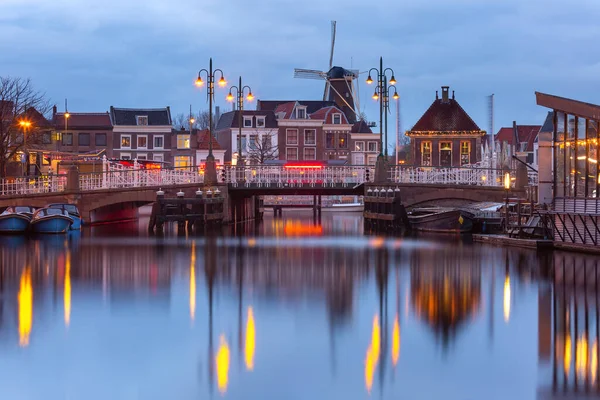 Yel değirmeni De Valk ile Leiden Kanalı — Stok fotoğraf