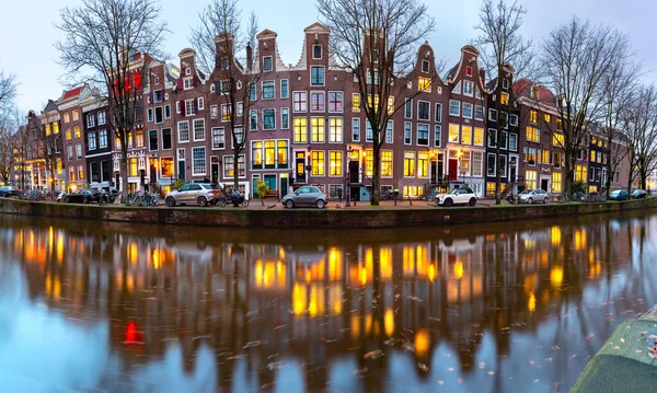 Амстердамский канал с голландскими домами — стоковое фото