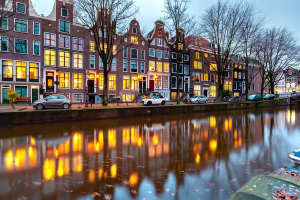 Canal d'Amsterdam avec maisons hollandaises — Photo