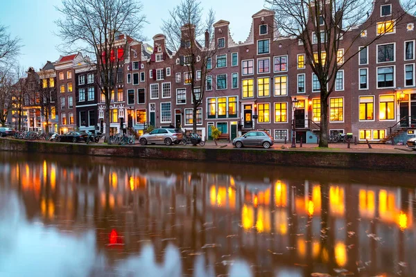 Κανάλι στο Άμστερνταμ με Ολλανδικά σπιτάκια — Φωτογραφία Αρχείου