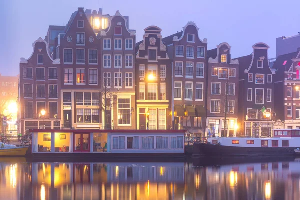 Amsterdam canal Amstel con casas holandesas — Foto de Stock