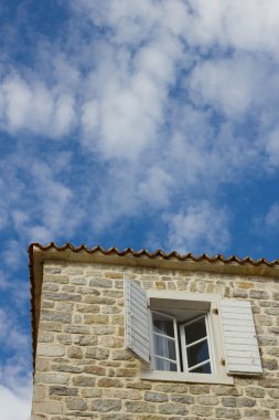 taş ev'ın üstünde belgili tanımlık pencere