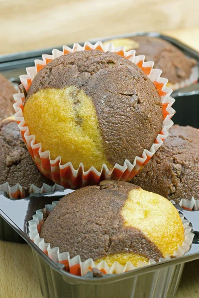 Schokolade und Vanille-Muffins — Stockfoto