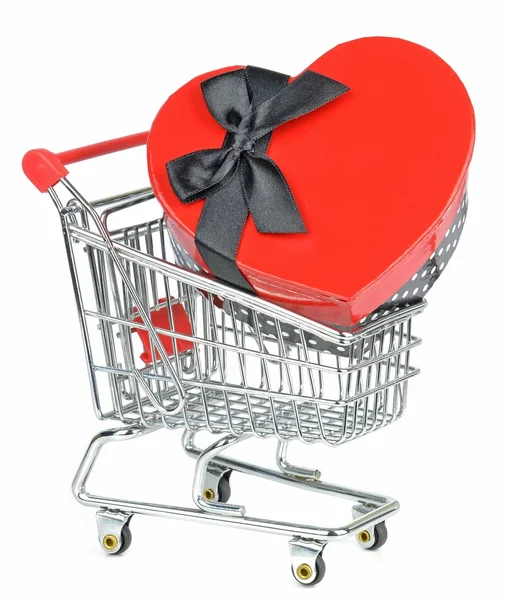 Ein Liebesherz-Geschenkkarton im Einkaufswagen — Stockfoto