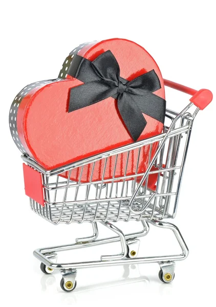 Una caja de regalo con corazón de amor en un carrito de compras — Foto de Stock