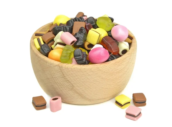 Drewniana miska mieszane słodyczy — Zdjęcie stockowe