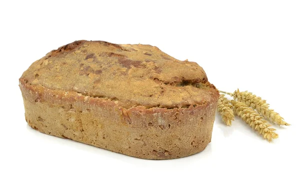 Ein Laib selbstgebackenes braunes Brot — Stockfoto