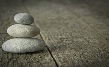 Zen taşlar ahşap zemin üzerinde