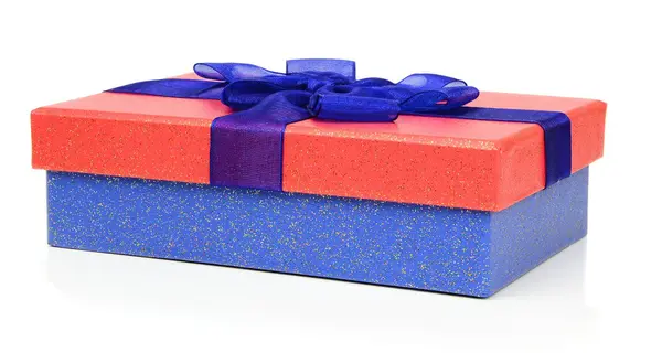 Una caja de regalo roja y azul — Foto de Stock