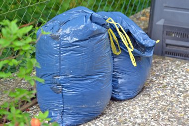 Bahçe çöp dolu torbalar plastik depo gözü