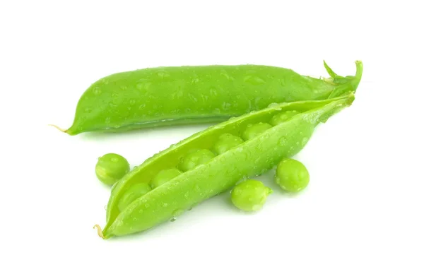 Guisantes húmedos frescos en una vaina — Foto de Stock