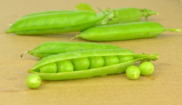 Una vaina de guisantes abierta con guisantes — Foto de Stock