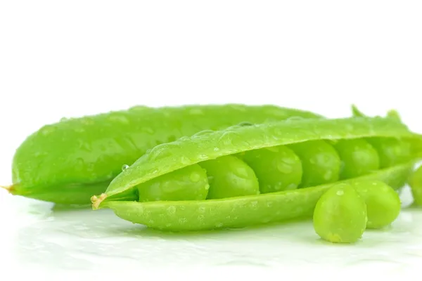 Guisantes húmedos frescos en una vaina — Foto de Stock