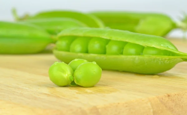 エンドウ豆と、開いているエンドウ豆の鞘 — ストック写真