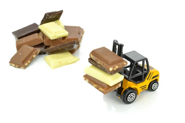 Kawałki czekolady na wózek zabawka — Zdjęcie stockowe