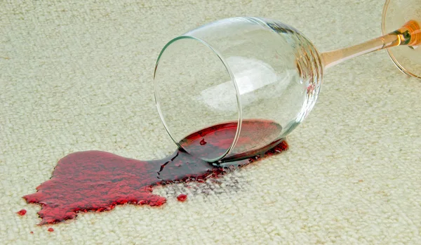 Una copa de vino tinto derramada — Foto de Stock