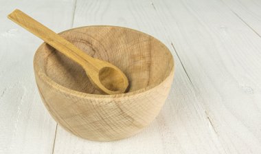 kaşık ile boş bir ahşap kase