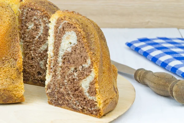 A marble sponge cake and slice — Stock Photo, Image