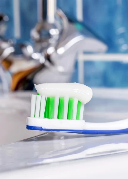 歯磨き粉付きの歯ブラシ — ストック写真