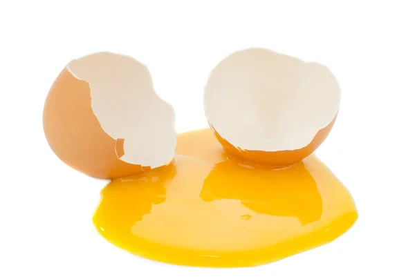 Ein zerbrochenes Ei mit Eigelb — Stockfoto
