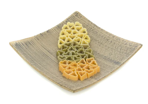 Hjärtformade pasta på träplatta — Stockfoto