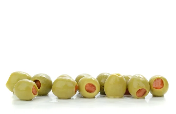Une rangée d'olives vertes — Photo