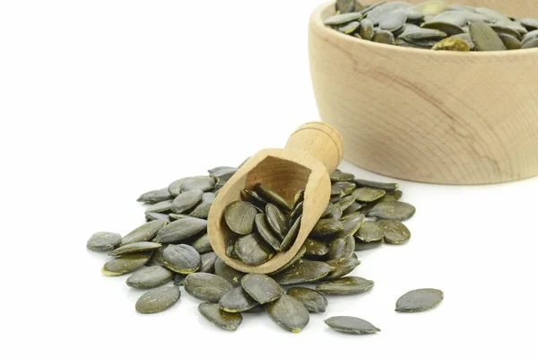 Купка гарбузового насіння з дерев'яною ложечкою — стокове фото