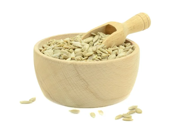 Uma tigela de sementes de girassol com colher de madeira — Fotografia de Stock