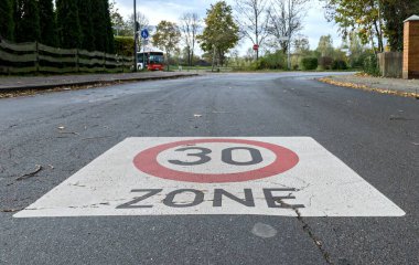 Almanya 'da bir okul alanı için yolda saatte 30 km hız sınırı levhası çizilmiş.