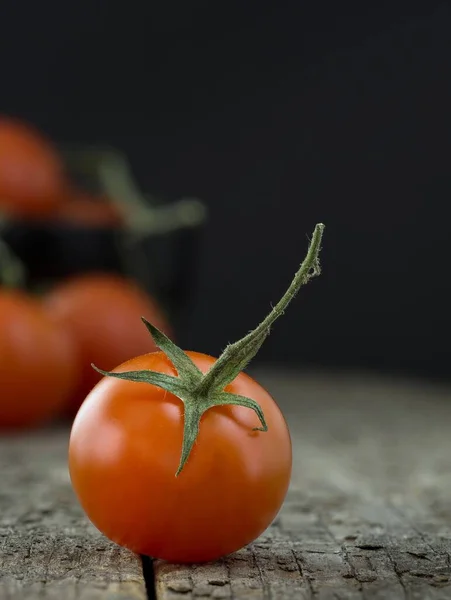 Gros Plan Une Tomate Cerise Sur Une Table Bois Avec — Photo