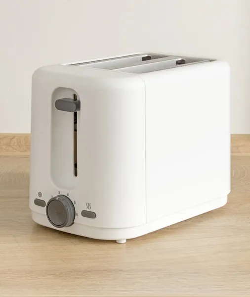 Elektrikli Ekmek Kızartma Makinesi Ahşap Mutfak Tezgahında Duruyor — Stok fotoğraf