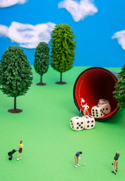 Koncepcionális Dioráma Jelenet Minigolf Játékosok Segítségével Kocka Mint Lyuk — Stock Fotó