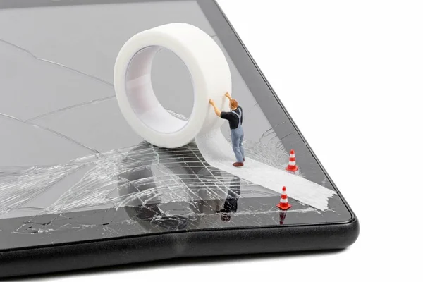 Trabalhador Miniatura Reparando Uma Tela Sensível Toque Tablet Telefone Móvel — Fotografia de Stock