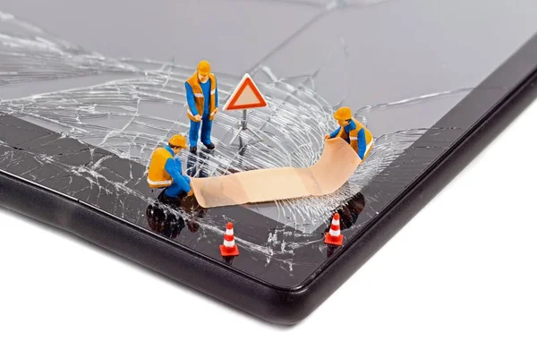 Equipo Trabajadores Miniatura Reparando Una Pantalla Táctil Tableta Del Teléfono — Foto de Stock