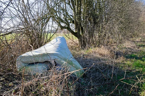 Fly Przewracający Obraz Starego Używanego Materaca Porzuconego Żywopłotach Poboczu Drogi — Zdjęcie stockowe