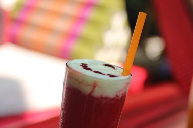 çilekli süt yoğurt.