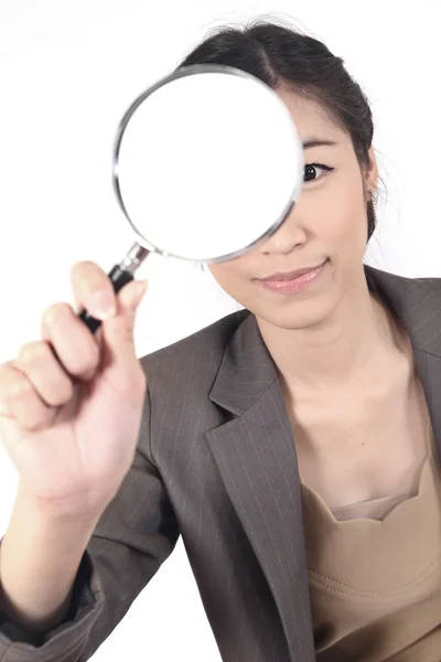 Vrouw en vergrootglas — Stockfoto