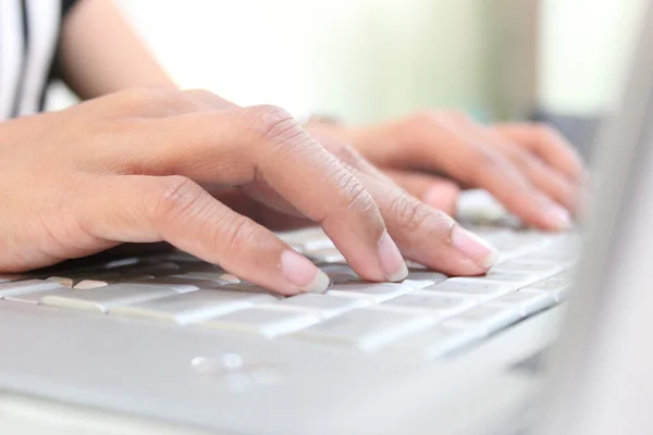 Dedos no teclado do laptop — Fotografia de Stock