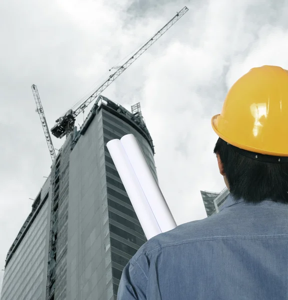 Trabalhador e capacete — Fotografia de Stock