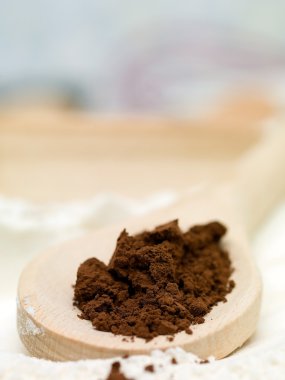 kahverengi toz baharat, tahta kaşık yerleştirilen
