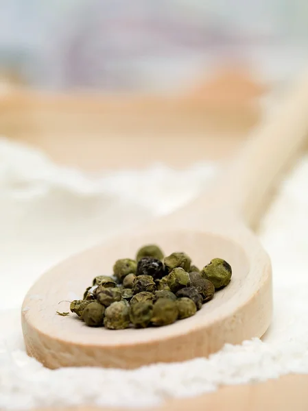 Groene peper, geplaatst op een houten lepel — Stockfoto