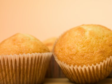 basit altın muffins