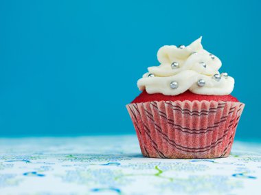 lüks kadife keki gümüş sprinkles ile