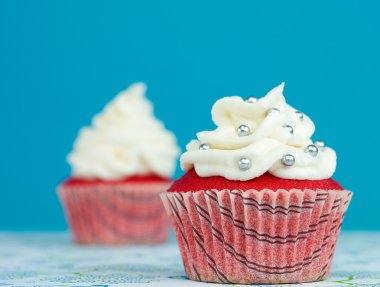 güzel süslemeleri ile kırmızı renkli cupcake
