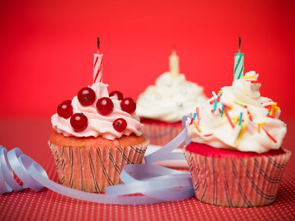 Drei lebendige Überraschungsmuffins — Stockfoto