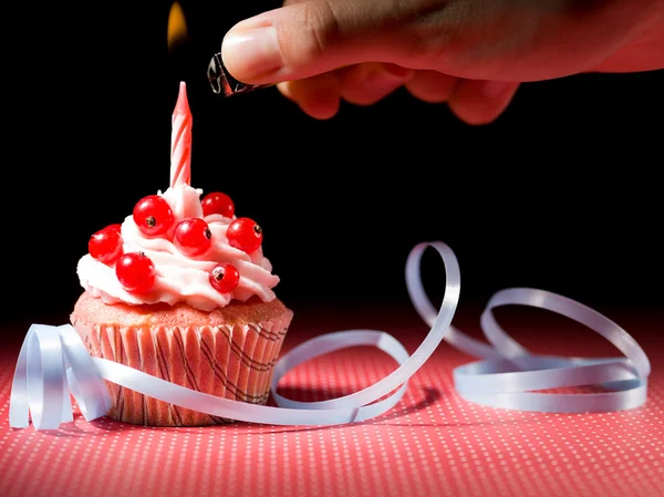 Muffin lighter hand — Stock Photo, Image