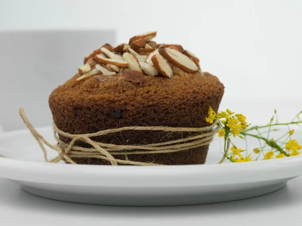 Muffin de amêndoa flor amarela — Fotografia de Stock